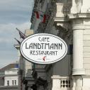 Sur le Ring, le Café Landtmann, avec l'Université à l'arrière-plan