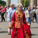 Performer in front of Brandenburg Gate