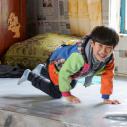 Jinjiang log cabin village - kid playing on Kang
