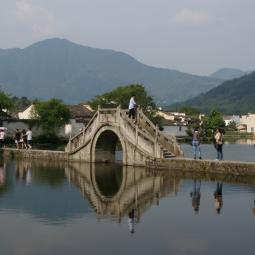 Entry bridge to Hongcun