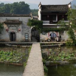 Entry bridge to Hongcun